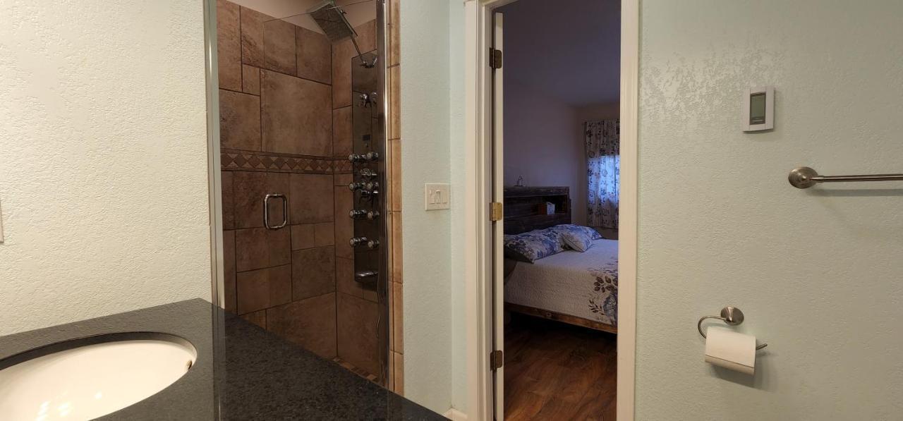 Trinity Escapes - Two Bedroom Two Bathroom Full Apartment Near Airport アンカレッジ エクステリア 写真